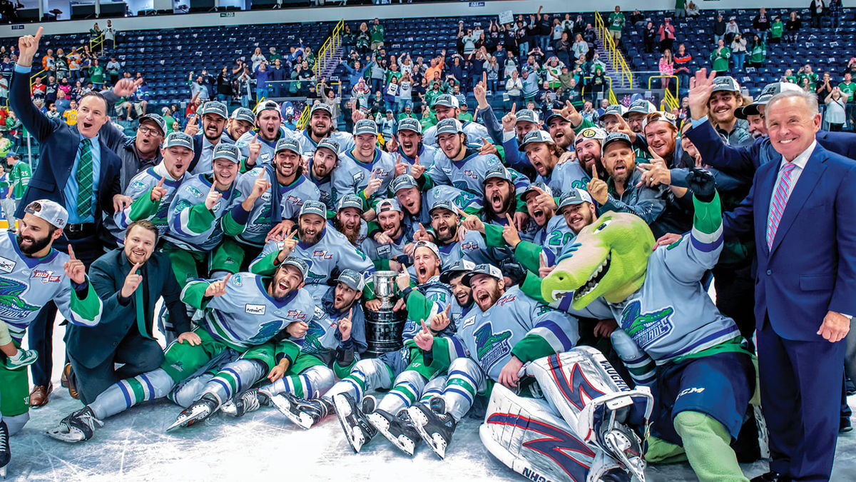 Florida Everblades team photo on the ice with the Kelly Cup