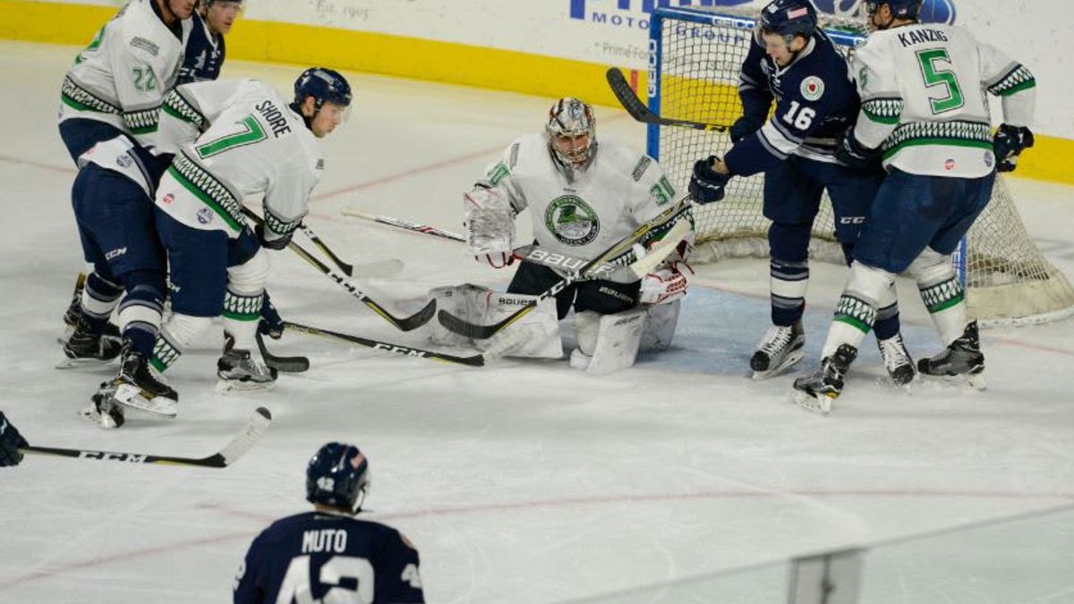 &#039;Blades Close Road Trip with 3-2 Loss at Worcester
