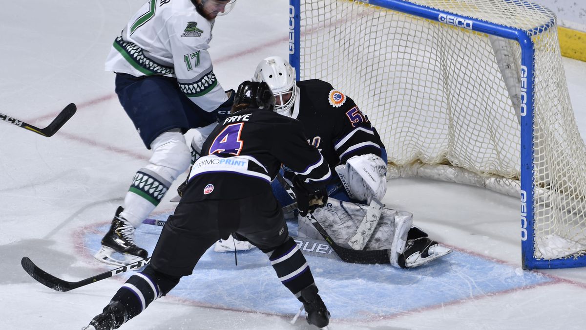 Special touch: Power play helps lift ‘Blades to 4-0 win