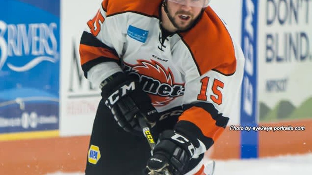 Komets re-sign winger Mike Embach