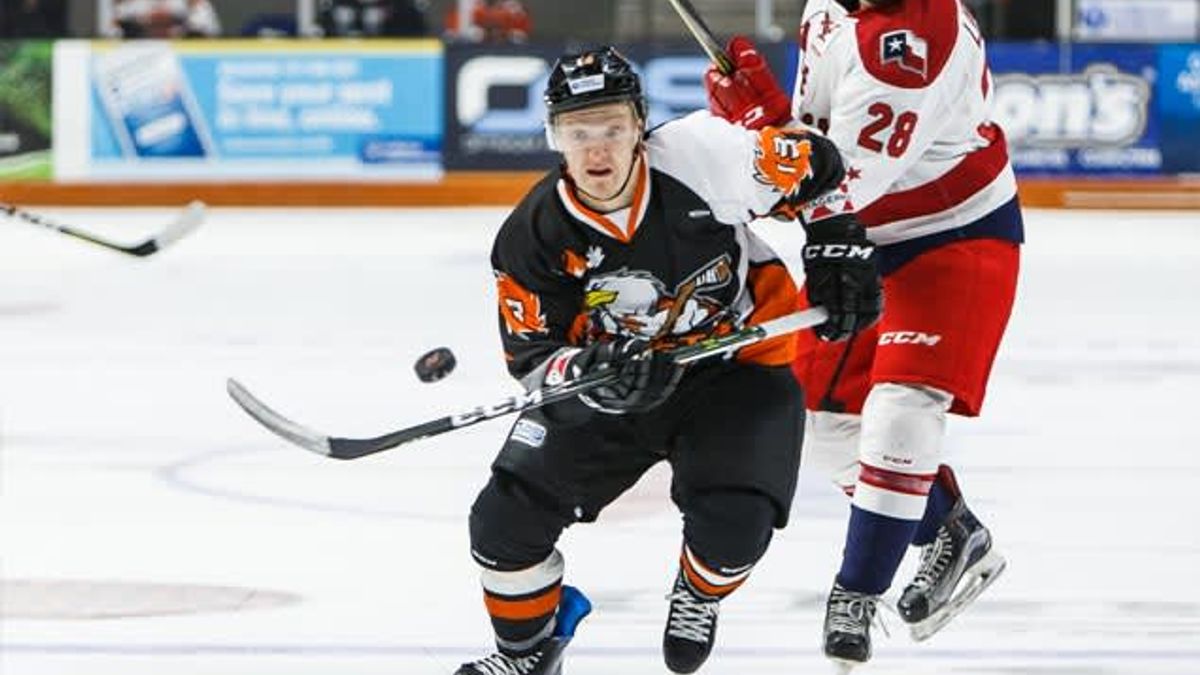 Komets please sell-out crowd with 5-3 win