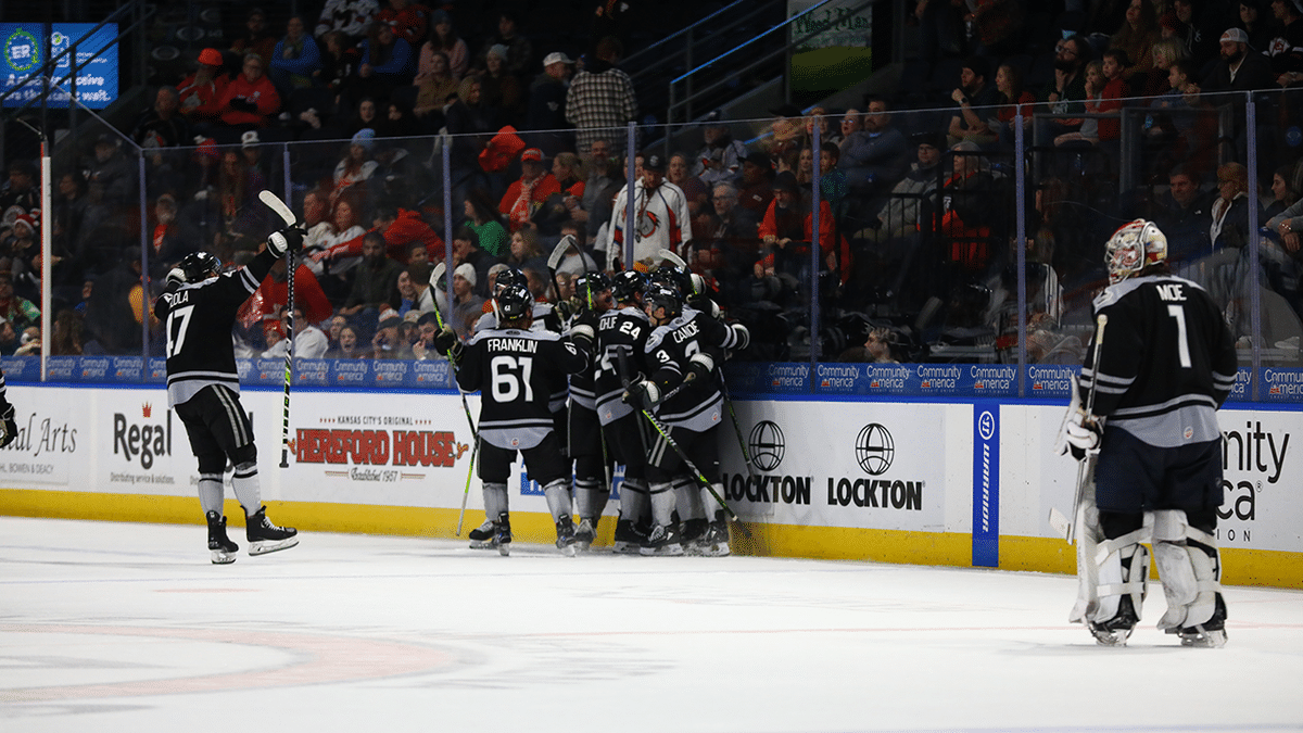 ECHL playoffs: Mariners beat Reading, 4-0, to even series at 2-2