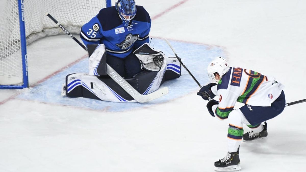 Hunt and Newbury Lead Icemen to 2-1 Victory Over Swamp Rabbits