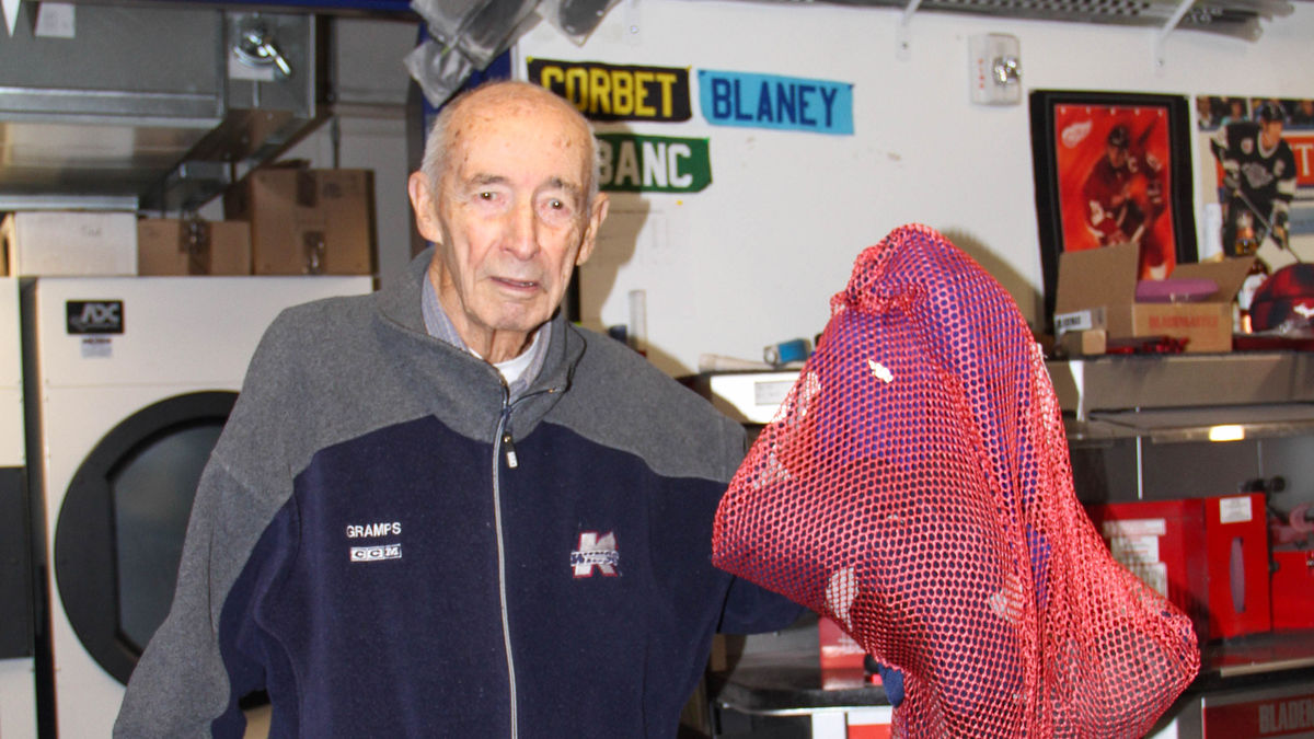 ‘LIGHTING UP THE ROOM,’ GRAMPS RETURNS TO THE K-WINGS