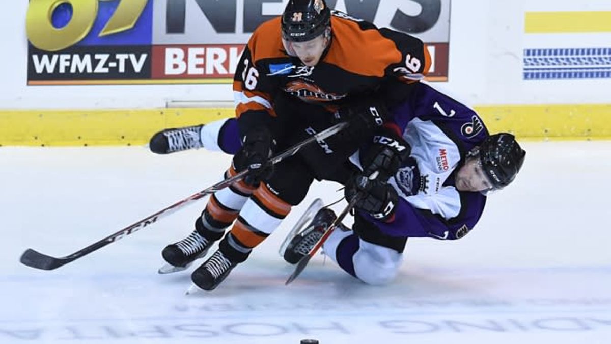 Royals Burned by High-Flying First-Place Komets, 4-3