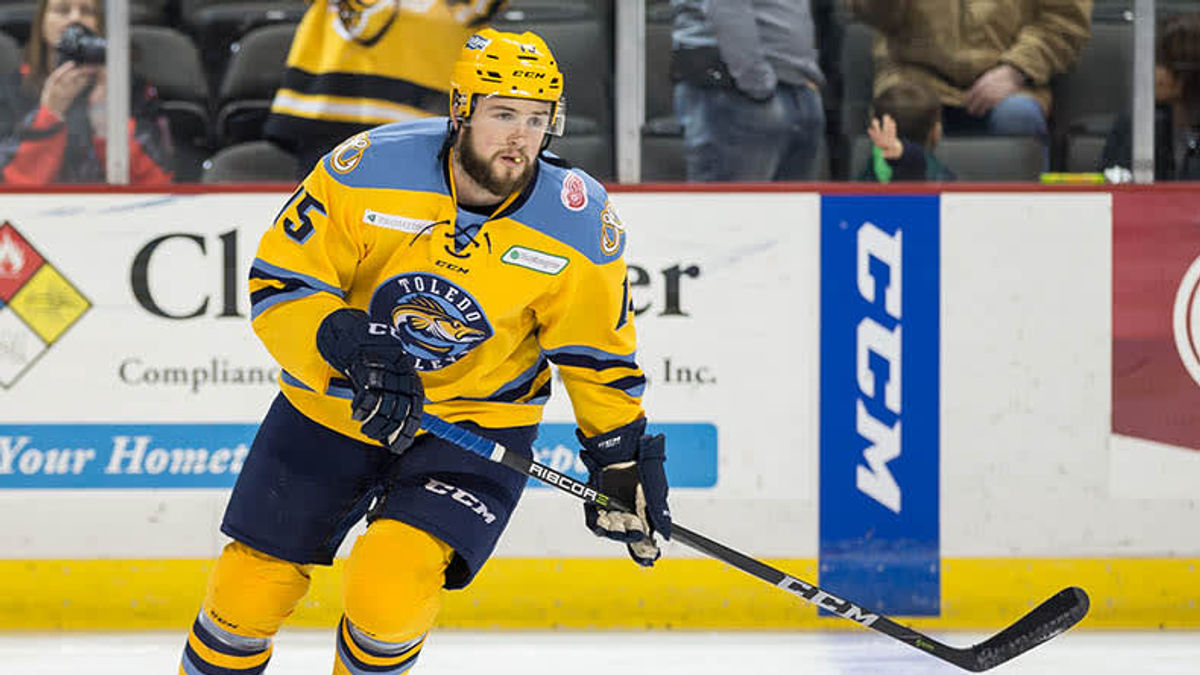 Walleye use offensive explosion to crush Komets