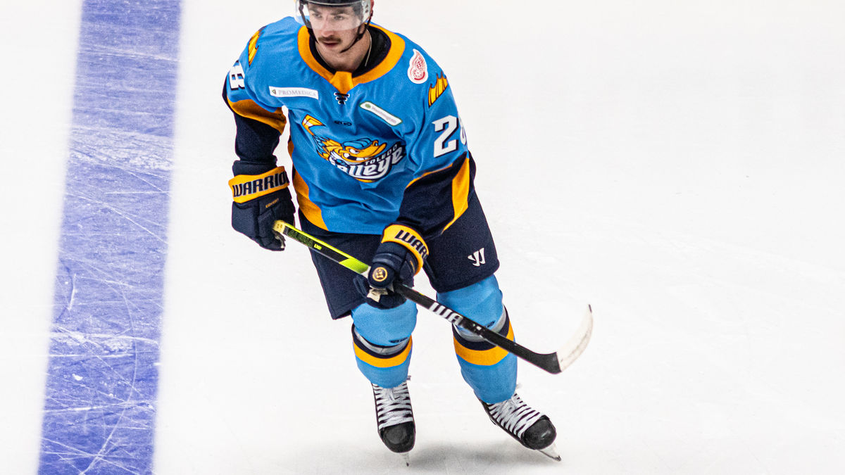 Walleye Kruse past Nailers to open December