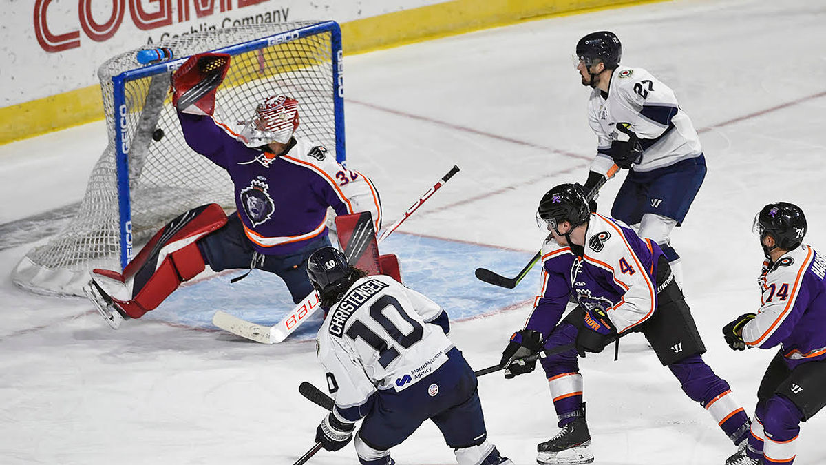 Royals Roar Over Railers 5-3 on Friday Night