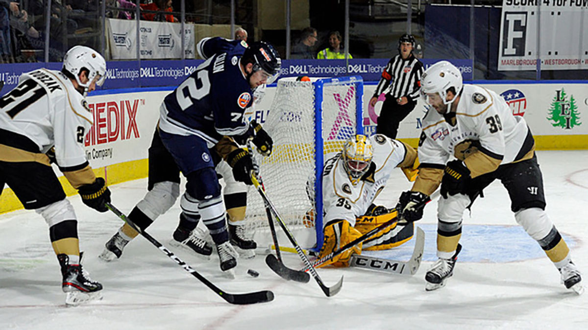 Second Period Dooms Railers in 5-2 Home Loss to Growlers