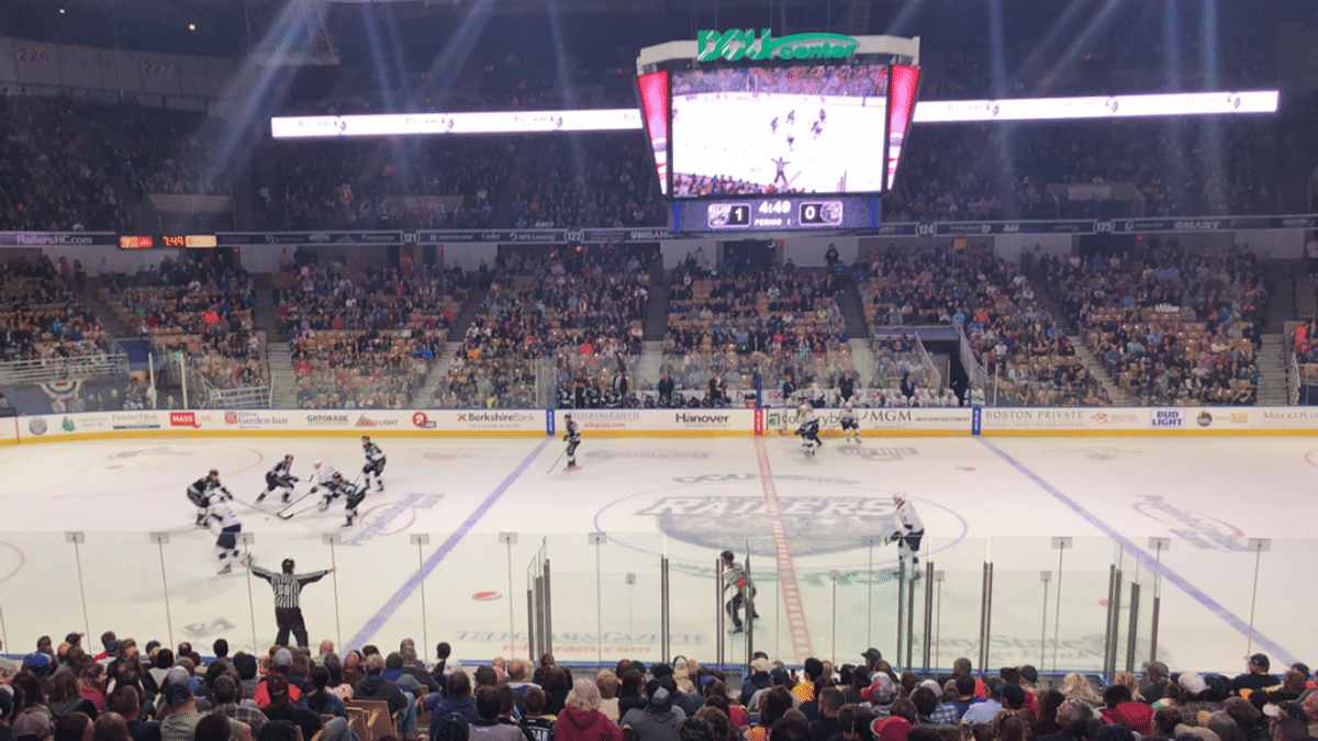 Railers HC dazzle sellout crowd of 12,135 at DCU Center with 4-3 win