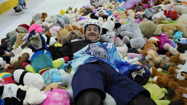 Icemen Collect Over 14,000 Teddy Bears, but fall 4-3 to Trios-Rivieres